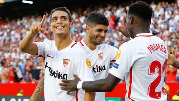 Ben Yedder celebra uno de sus goles ante el Standard de Lieja con Promes y Banega.