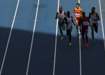 Luis Alberto Marco de España corriendo la prueba de 800 metros masculinos durante el Campeonato Mundial de Atletismo de la IAAF en el estadio Luzhniki de Moscú 10 de agosto 2013.