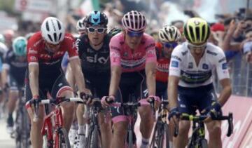 Llegada a meta del grupo de la maglia rosa, Bob Jungels.