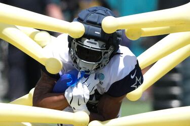 Los equipos de la NFL ya comenzaron a entrenarse de cara a la temporada 2025, que comenzará oficialmente en la
madrugada del 4 al 5 de septiembre, con el enfrentamiento entre los actuales campeones, Philadelphia Eagles, y sus
rivales divisionales Dallas Cowboys (cuyo running back rookie Jaydon Blue aparece en la fotografía).