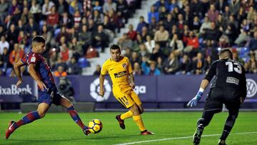 El defensa del Levante, R&oacute;ber Su&aacute;rez Pier , golpea el bal&oacute;n ante su compa&ntilde;ero, el guardameta Oier Olaz&aacute;bal.