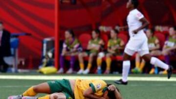 Kerr, tendida en el suelo tras el codazo.