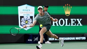 Jannik Sinner, en acción contra Tomas Machac en Shanghái.