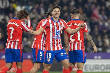 Julián Álvarez celebrando su gol, el segundo para el equipo rojiblanco.