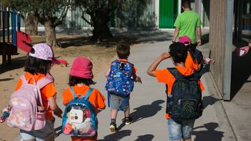 Varios niños caminan juntos después de acabar el confinamiento por el coronavirus.