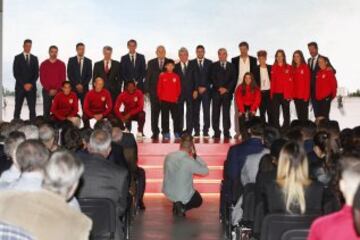 El acto de presentación del nuevo nombre del estadio rojiblanco y su escudo ha contado con todos los miembros que forman la familia atlética en el Estadio Vicente Calderón.