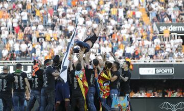 Valencia streets packed as fans celebrate with Copa del Rey winning team