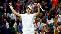 Jannik Sinner celebra su triunfo contra Matteo Berrettini en Wimbledon.