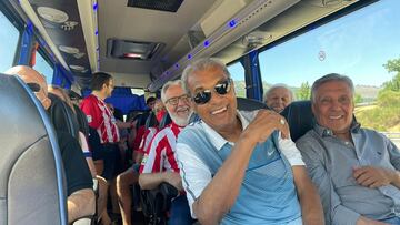 As acompaña a la Unión internacional de Peñas del Atleti, durante su expedición en bus hasta El Burgo de Osma; la primera de la pretemporada, pero con la pasión de antaño.