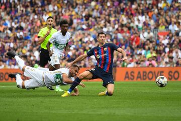 Imagen de la falta de Gonzalo Verdú a Lewandowski que le supuso la expulsión del partido por tarjeta roja directa en el minuto 13 del encuentro. 