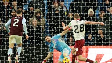 Soccer Football - Premier League - Aston Villa v West Ham United - Villa Park, Birmingham, Britain - January 26, 2025 West Ham United's Tomas Soucek in action with Aston Villa's Emiliano Martinez before West Ham United's Lucas Paqueta scores a goal that was later disallowed Action Images via Reuters/Andrew Boyers EDITORIAL USE ONLY. NO USE WITH UNAUTHORIZED AUDIO, VIDEO, DATA, FIXTURE LISTS, CLUB/LEAGUE LOGOS OR 'LIVE' SERVICES. ONLINE IN-MATCH USE LIMITED TO 120 IMAGES, NO VIDEO EMULATION. NO USE IN BETTING, GAMES OR SINGLE CLUB/LEAGUE/PLAYER PUBLICATIONS. PLEASE CONTACT YOUR ACCOUNT REPRESENTATIVE FOR FURTHER DETAILS..