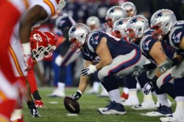 La línea ofensiva de los Patriots realizó un partido mayúsculo. Tom Brady se mueve como pocos en el pocket, pero es que ayer a penas sintió la presión de los Houston, Hali y compañia. Con tiempo para pensar y sin presión en el pocket Brady es casi imparable.