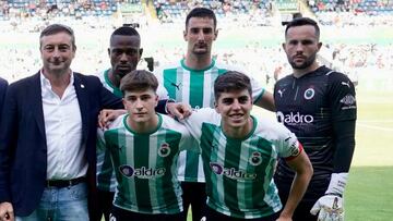 El presidente, Alfredo Pérez, con cinco de los héroes del ascenso.