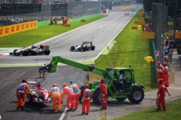 Fernando Alonso abandona la carrera por avería. 