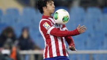 &Oacute;liver Torres controla un bal&oacute;n en un encuentro con el Atl&eacute;tico de Madrid esta temporada.