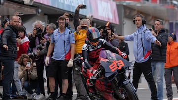 VALENCIA, 28/11/2023.- El piloto español Marc Marquez, este martes, en el Circuito Ricardo Tormo de Valencia. El español Maverick Viñales (Aprilia) lideró este martes los entrenamientos de MotoGP con un tiempo de un minuto, 29 segundos y 924 milésimas las tres primeras horas de test de 2024, en los que el español Marc Márquez (Ducati) sonrió tras probar por primera vez una Ducati y quedar segundo y el español Jorge Martín (Ducati), calificó tercero, antes de caer al suelo. EFE/ Circuito Ricardo Tormo SOLO USO EDITORIAL SOLO DISPONIBLE PARA ILUSTRAR LA NOTICIA QUE ACOMPAÑA (CRÉDITO OBLIGATORIO)
