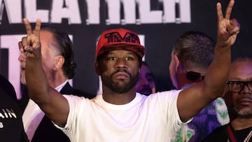 MEX6365. CIUDAD DE MÉXICO (MÉXICO), 23/08/2024.- El exboxeador estadounidense Floyd Mayweather posa durante la ceremonia de pesaje para su pelea contra su connacional John Gotti III, este viernes en la Arena Ciudad de México, en Ciudad de México (México). Mayweather, quien fue campeón del mundo en cinco divisiones, no descartó este viernes enfrentarse en un futuro a Julio César Chávez, leyenda del boxeo mexicano, en una pelea de exhibición. EFE/ José Méndez