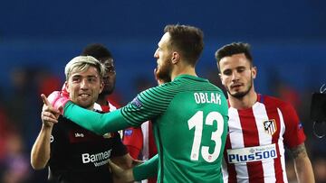 Oblak saluda a su compatriota Kampl durante el partido contra el Bayer Leverkusen en el Calderón.