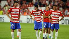 Los jugadores del Granada se lamentan.