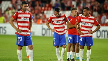 Los jugadores del Granada se lamentan.