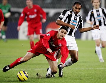 Campeón de la Champions League 2004-05 con el Liverpool. Conocida como 'El Milagro de Estambul' tras remontar un 3-0 al Milán y vencer en la tanda de penaltis.