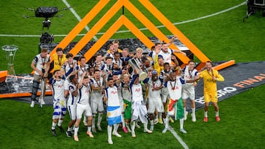 BILBAO, 21/05/2025.- Los jugadores del Tottenham celebran el título de la Liga Europa, tras ganar la final que Tottenham Hotspur y Manchester United disputaron este miércoles en el estadio de San Mamés, en Bilbao. EFE/Javier Zorrilla.
