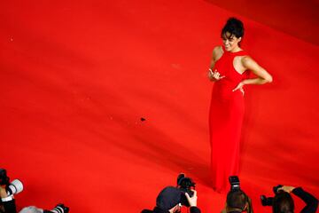 Michelle Rodriguez posa en la alfombra roja antes de presentar la película francesa Les linceuls.