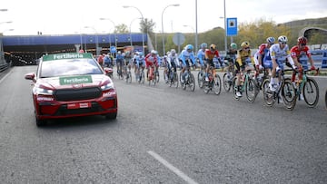 El Škoda Enyaq, junto al pelotón de La Vuelta a España.