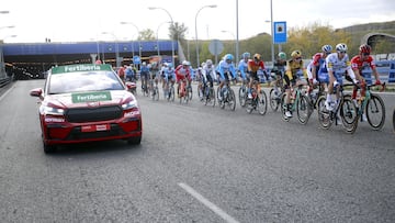 El &Scaron;koda Enyaq, junto al pelot&oacute;n de La Vuelta a Espa&ntilde;a.