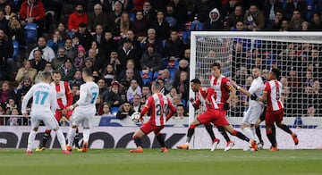 Cristiano Ronaldo scores after a great pass from Kroos. 1-0