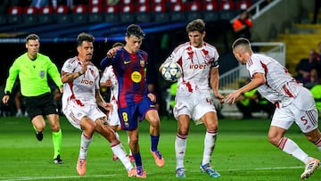 Pedri, rodeado de rivales ante Olympiacos.