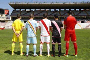 Las distintas equipaciones del Rayo Vallecano para esta temporada.