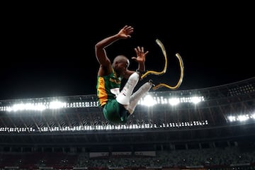 TOKIO, JAPÓN - 28 DE AGOSTO: Ntando Mahlangu del equipo de Sudáfrica compite en la final de salto de longitud masculino - T63 en el día 4 de los Juegos Paralímpicos de Tokio 2020 en el Estadio Olímpico el 28 de agosto de 2021 en Tokio, Japón.