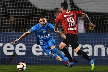 El partido entre Santos e Independiente fue suspendido a pocos minutos de final por incidentes en las tribunas del Pacaembú cuando el juego iba 0-0. Este resultado le da la clasificación a Independiente a los cuartos de final de la Copa Libertadores luego de la decisión de la Conmebol de otorgarle el triunfo 3-0 en la ida por la mala inclusión del uruguayo Carlos Sánchez.