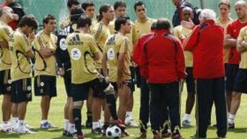 <b>CHARLA INCIAL.</b> En cada entrenamiento, Aragonés aprovecha los primeros minutos para charlar con los jugadores de la selección española.