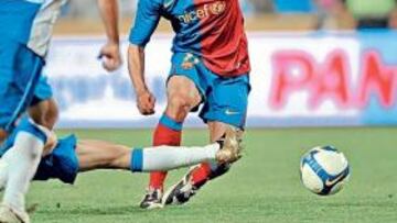 <b>OBJETIVO. </b>Bojan se escapa de dos jugadores del Espanyol en uno de los derbis de esta temporada.