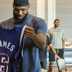 LeBron James, Steph Curry and Kawhi Leonard pose with the Team USA jersey