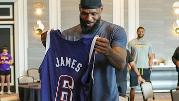 LeBron James, Steph Curry y Kawhi Leonard ya posan con el jersey del Team USA