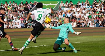 Mboula también gozó de una clara ocasión para hacer gol.