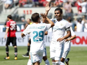 Casemiro sticks away the penalty to draw Real Madrid level with Manchester United.