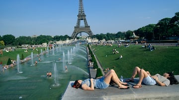 Este fenómeno tiene una explicación científica, como el momumento emblemático de París tiene una estructura hecha de hierro, lo que ocurre es que el metal se expande con el calor y, como resultado, la emblemática torre puede crecer más de 15 centímetros en los meses de más calor.