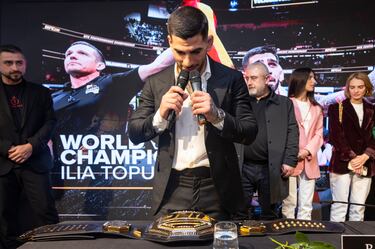 Ilia Topuria muestra el cinturón de campeón de la UFC en la rueda de prensa en el Hotel Rosewood Villa Magna.