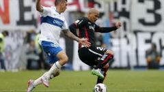 El jugador de Colo Colo Humberto Suazo, derecha, disputa el balon con Mark Gonzalez de Universidad Católica durante el partido de primera division en el estadio San Carlos de Apoquindo en Santiago, Chile.