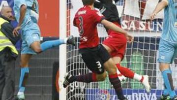 <b>MURO GRANOTA. </b>Manolo Reina, en una de las buenas estiradas que evitaron que Osasuna obtuviera una mejor renta ayer tarde.