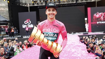 Jai Hindley sostiene el Trofeo Senza Fine como gandor del Giro de Italia.