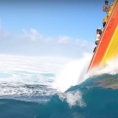 Una ola gigante se come un barco con varios vascos a bordo