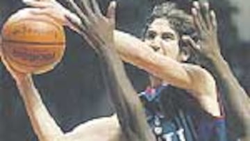 <b>VALIENTE.</b> Vidal penetra saltando por encima de Giffa.