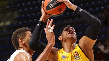 Belgrade (Serbia), 31/10/2024.- Maccabi's Jasiel Rivero (R) in action against Real Madrid's Walter Tavares (L) during the Euroleague basketball match between Maccabi Tel Aviv and Real Madrid in Belgrade, Serbia, 31 October 2024. (Baloncesto, Euroliga, Belgrado) EFE/EPA/ANDREJ CUKIC