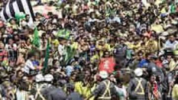 <b>GRAN RECIBIMIENTO.</B> Cientos de aficionados recibieron a los jugadores brasileños en Brasilia.