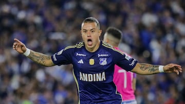 Leonardo Castro, delantero de Millonarios, celebra un gol en la Superliga.